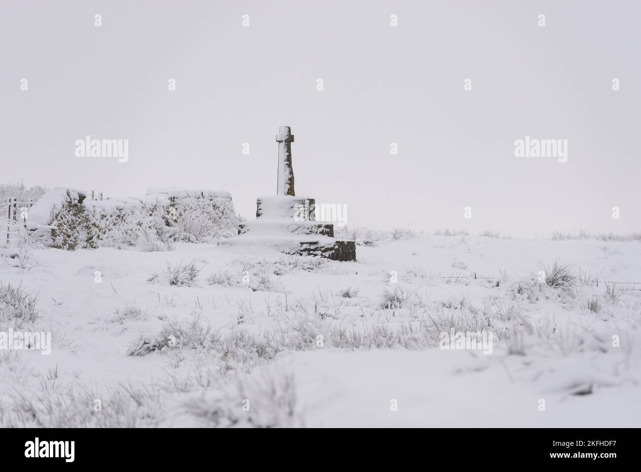 Compstons Cross war an einem kalten Wintermorgen mit Schnee bedeckt. Loveclough, historisches Wahrzeichen im Moorland von Rossendale Stockfoto