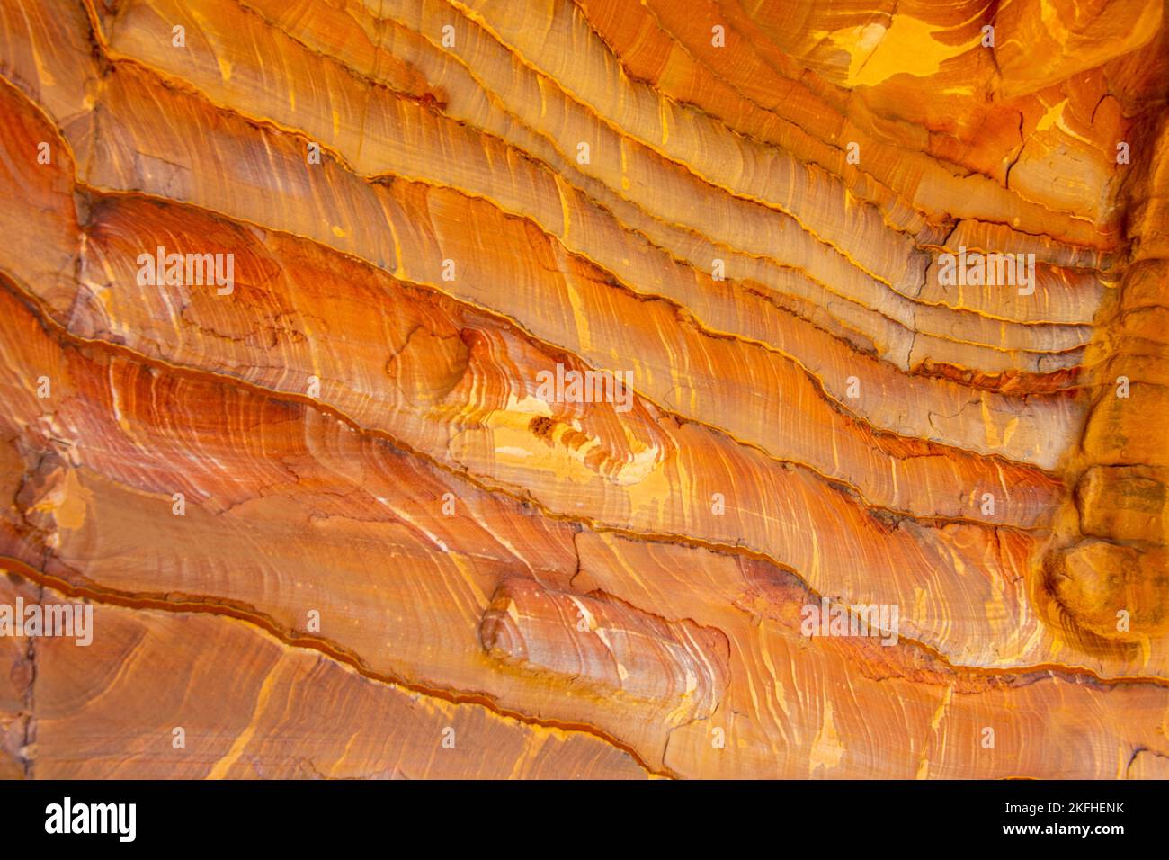 Nahansicht von geologischen Formationen, die Streifen in orangefarbener Farbe bilden Stockfoto