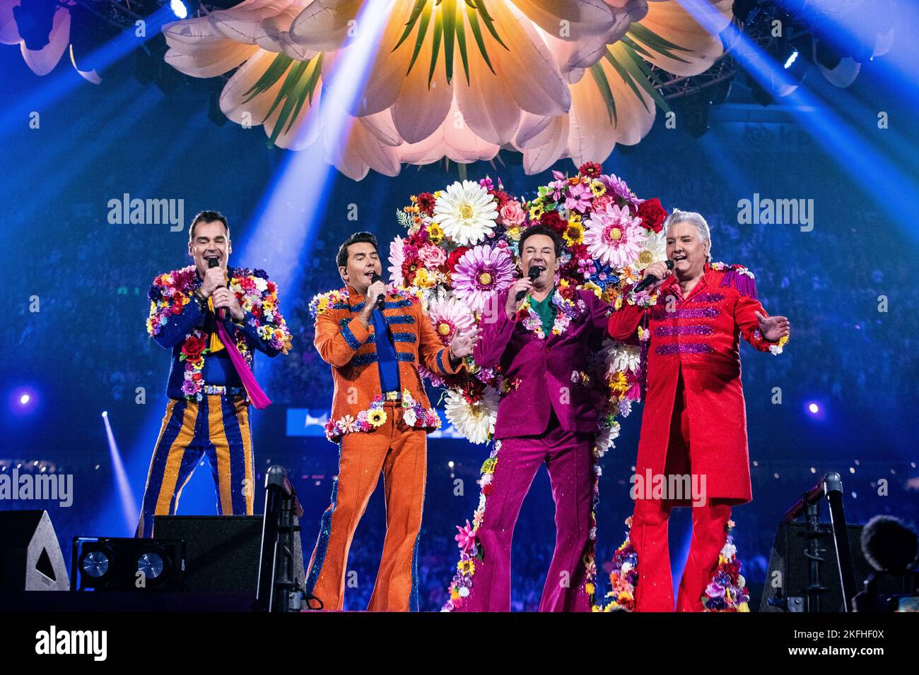 AMSTERDAM - De Toppers während einer Aufführung in der Johan Cruijff Arena. Die Formation von Jeroen van der Boom, René Froger, Gerard Joling und Jan Smit musste aufgrund der Coronamaßnahmen vorherige Shows absagen. So konnten die Weihnachtskonzerte des vergangenen Dezember nicht stattfinden. ANP PAUL BERGEN niederlande Out - belgien Out Stockfoto