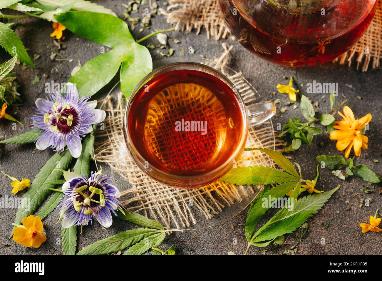 Kräutertee aus den Blättern der Passionsblume Stockfoto