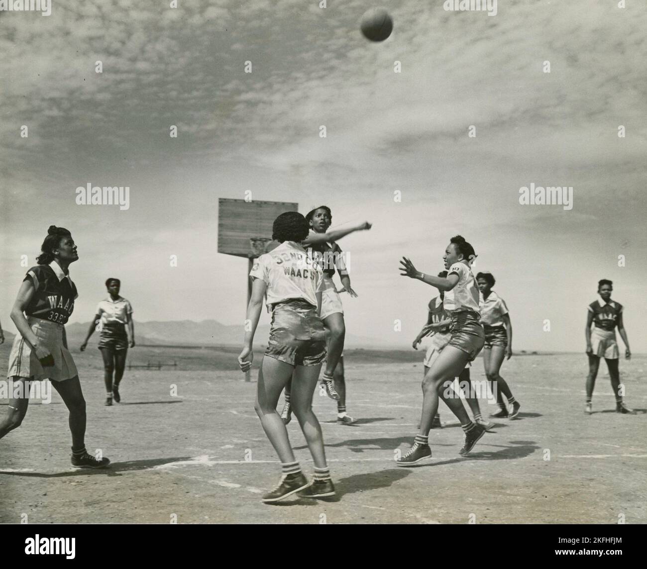 Afroamerikanische Frauen, Mitglieder der 32. und 33. Company's Women's Army Auxiliary Corps Basketballmannschaft, spielen eine Basketballspiel in Fort Huachuca, 1939 - 1945. Stockfoto