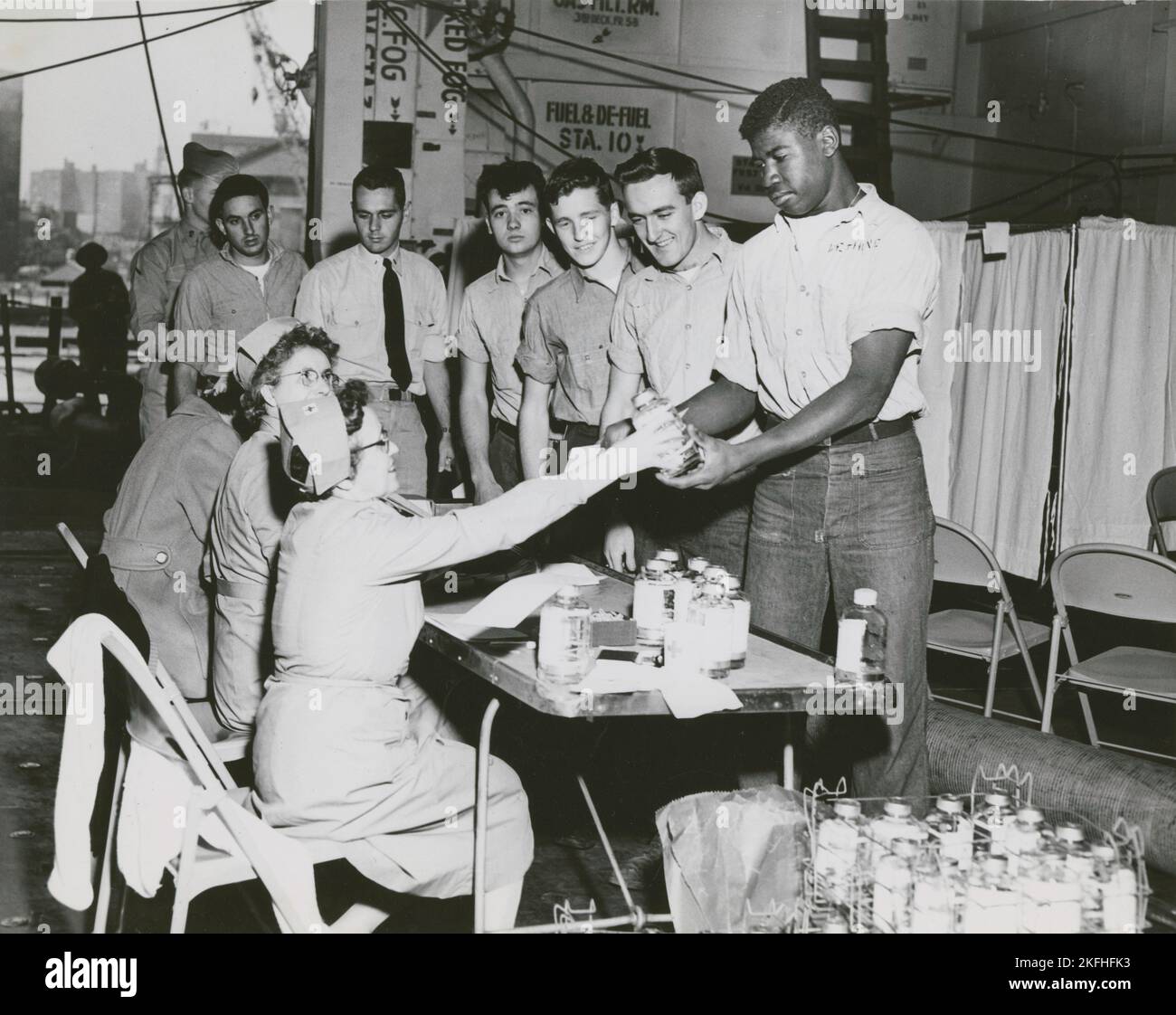 Besatzungsmitglieder der USS Lake Champlain (CVA-39), die an der zweitägigen Blutfahrt des Schiffes teilnehmen, wobei die Besatzung zugesagt hat, eine Quote von 1000 Pints, 20604, zu erreichen. Stockfoto