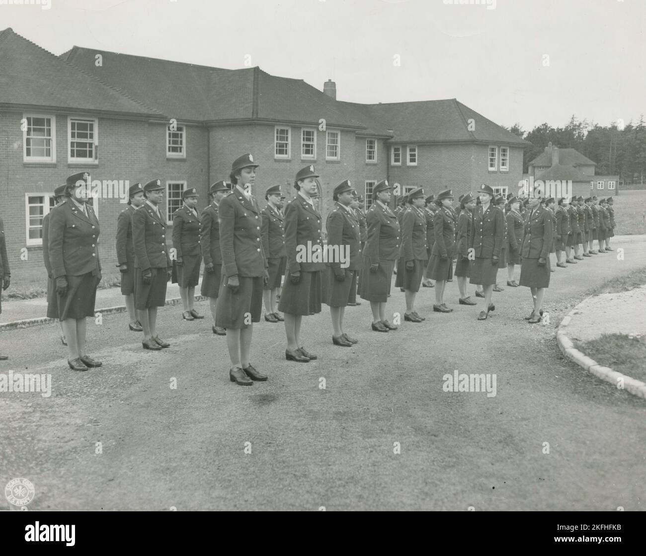 Army Krankenschwestern, die vor ihren Kasernen zur Aufmerksamkeit stehen und von Stabsoffizieren inspiziert werden, Army Nurse Training Center, England, 1939 - 1945. Stockfoto