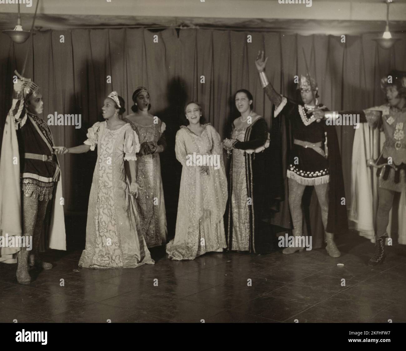 Parker Watkins mit erhobenem Schwert, und andere, 1936. Stockfoto