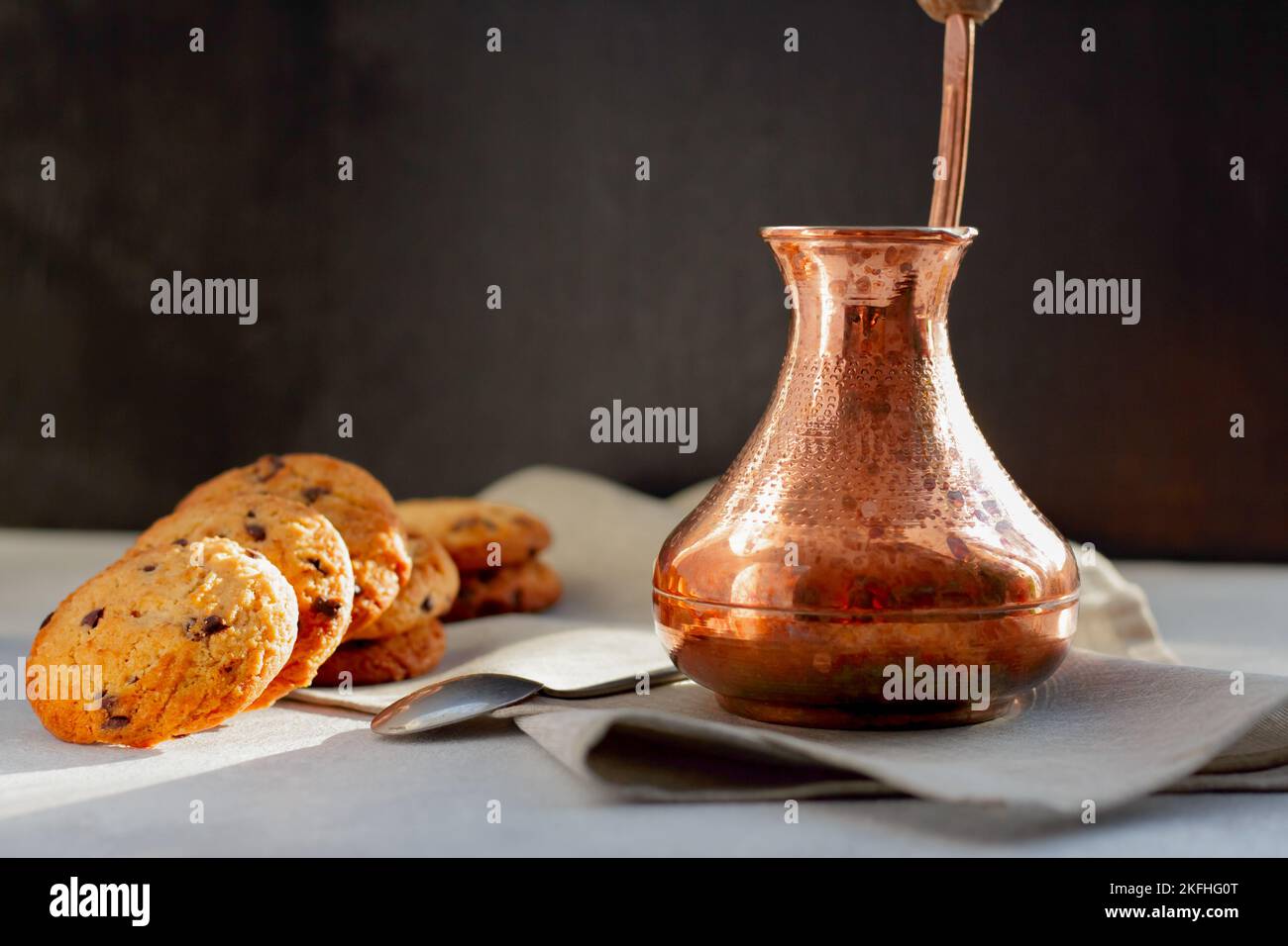 Morgenschwingungen. Heißer aromatischer Kaffee in türkischer Cezve Stockfoto