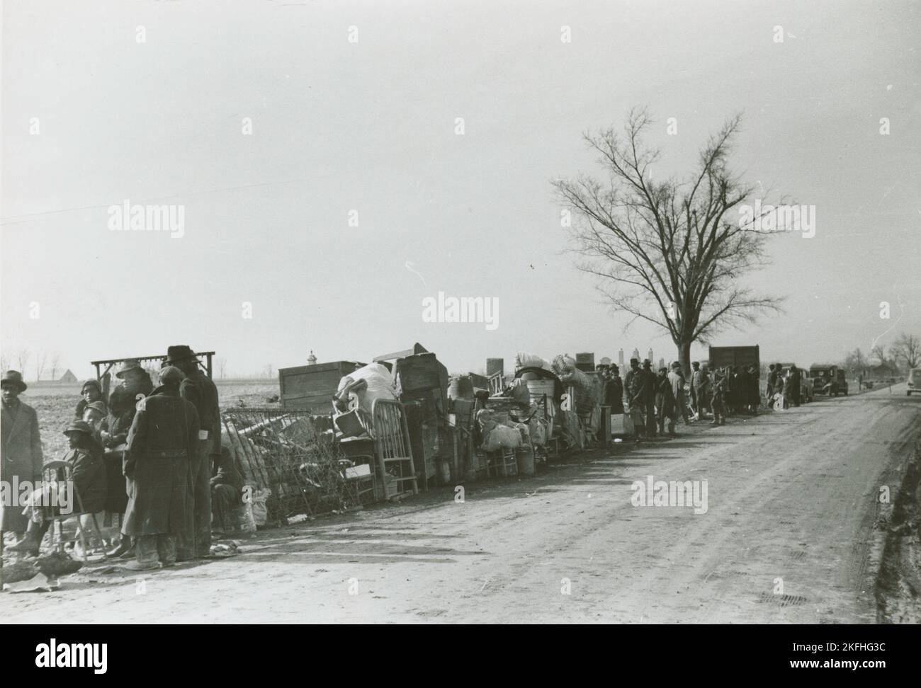 Vertreibte afroamerikanische Pächter, die mit ihren Habseligkeiten entlang des Highway 60, New Madrid County, Missouri, im Januar 1939 stehen. Stockfoto