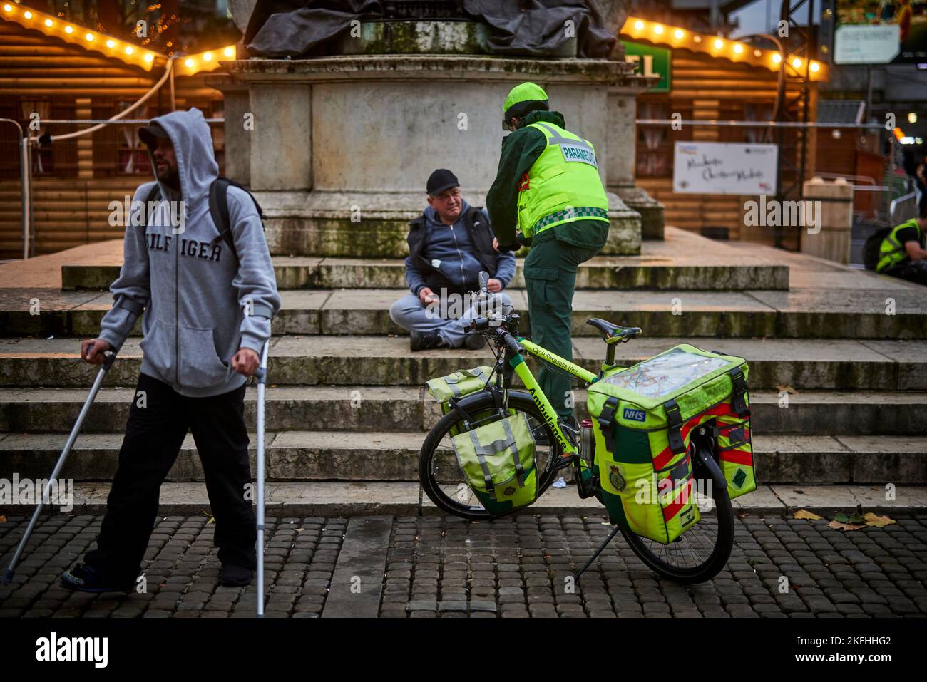 Sanitäter auf dem Mountainbike Stadtzentrum von Manchester Stockfoto