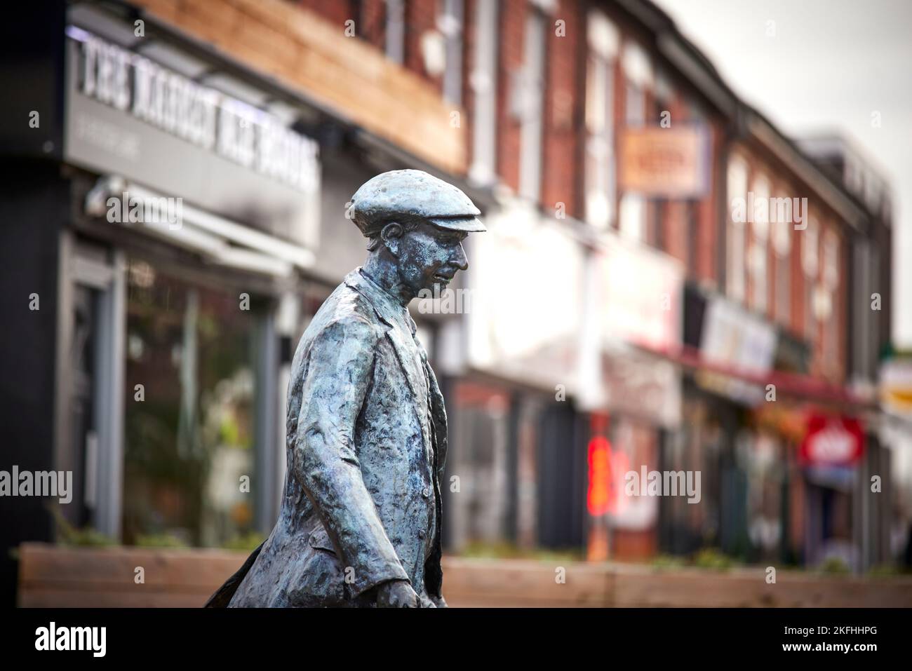 Leyland Stadt in South Ribble und Grafschaft Lancashire, England. Leyland Walking man-Statue, die einen Fabrikarbeiter darstellt, der die Arbeit verlässt Stockfoto