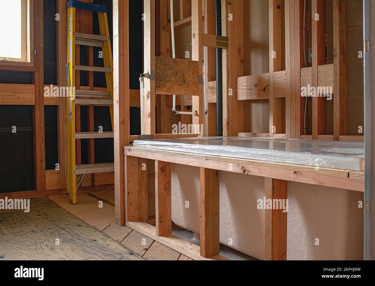 Ein Badezimmer inmitten einer Umgestaltung mit der Platzierung einer neuen Badewanne. Stockfoto