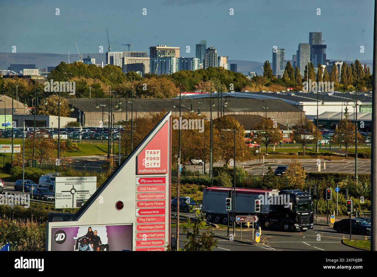 TraffordCity-Schild mit der Skyline von Manchester dahinter Stockfoto