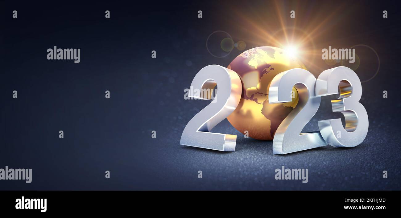 Glückwünsche zum neuen Jahr 2023: Silberfarbene Datumsnummern mit einer goldenen Erdkugel, die auf schwarzem Hintergrund leuchtet - 3D Abbildung Stockfoto