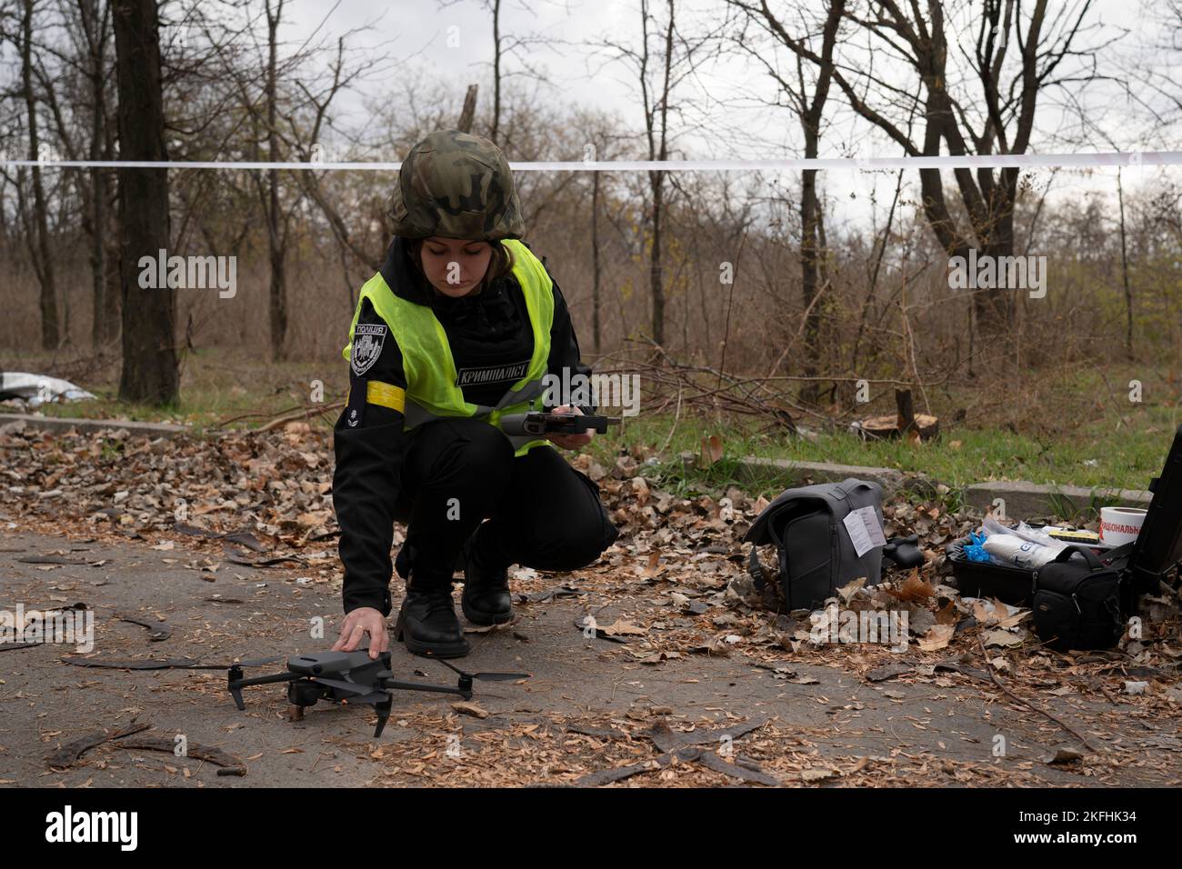 Cherson, Ukraine. 16.. November 2022. Ein Ermittler sah, wie er sich vorbereitete, eine Drohne zu fliegen und das Gebiet für zukünftige Minenräumarbeiten zu kartieren. Seit der Befreiung der südukrainischen Regionalhauptstadt Cherson arbeitet die ukrainische Regierung intensiv an der Beseitigung von Landminen im befreiten Gebiet. Seit der Befreiung wurden rund 5000 Sprengstoffe gefunden und zerstört. Da es keine ausreichende Robotik gibt, wird der Minenräumprozess manuell durchgeführt, und das würde mindestens mehrere Monate dauern, bis die gesamte Stadt Cherson bereinigt wäre. (Bild: © Ashley Chan/SOPA Images via ZUMA Pre Stockfoto