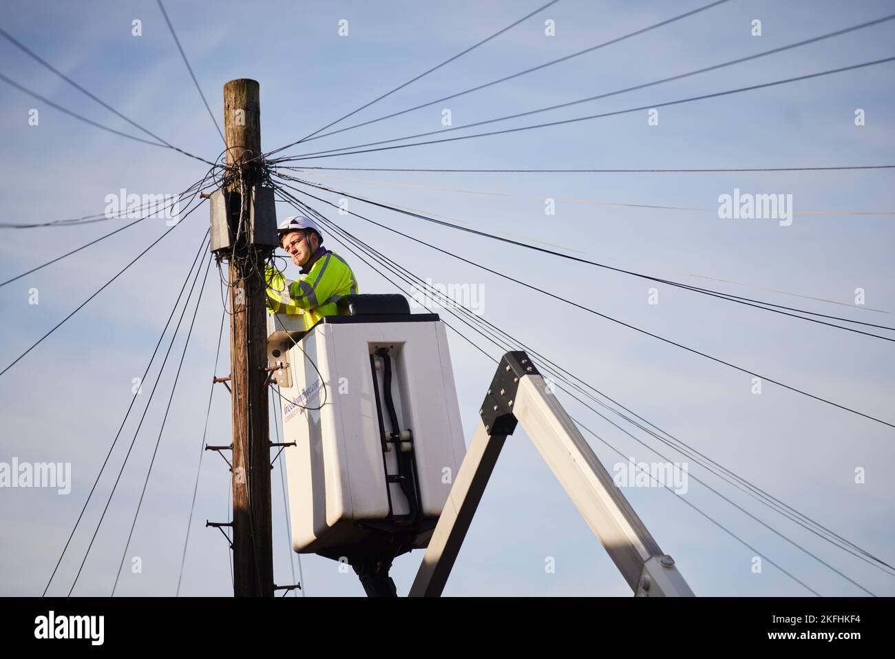 BT openreach-Ingenieur, der an Telefonkabeln von einem Cherry Picker arbeitet Stockfoto