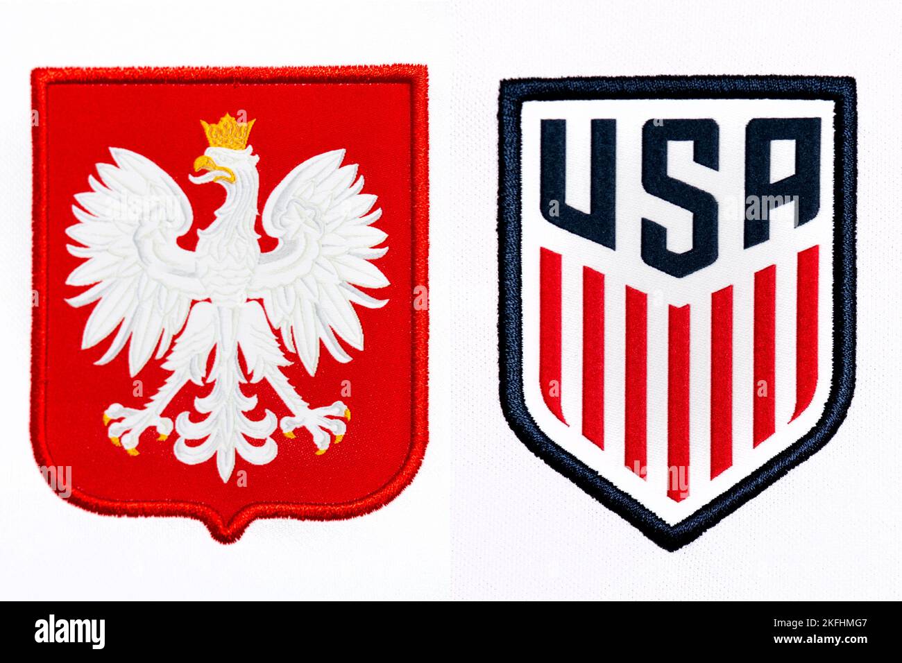 Nahaufnahme des Nationalmannschaftswappens auf dem Heimtrikot. FIFA Fußball-Weltmeisterschaft Katar 2022. Stockfoto