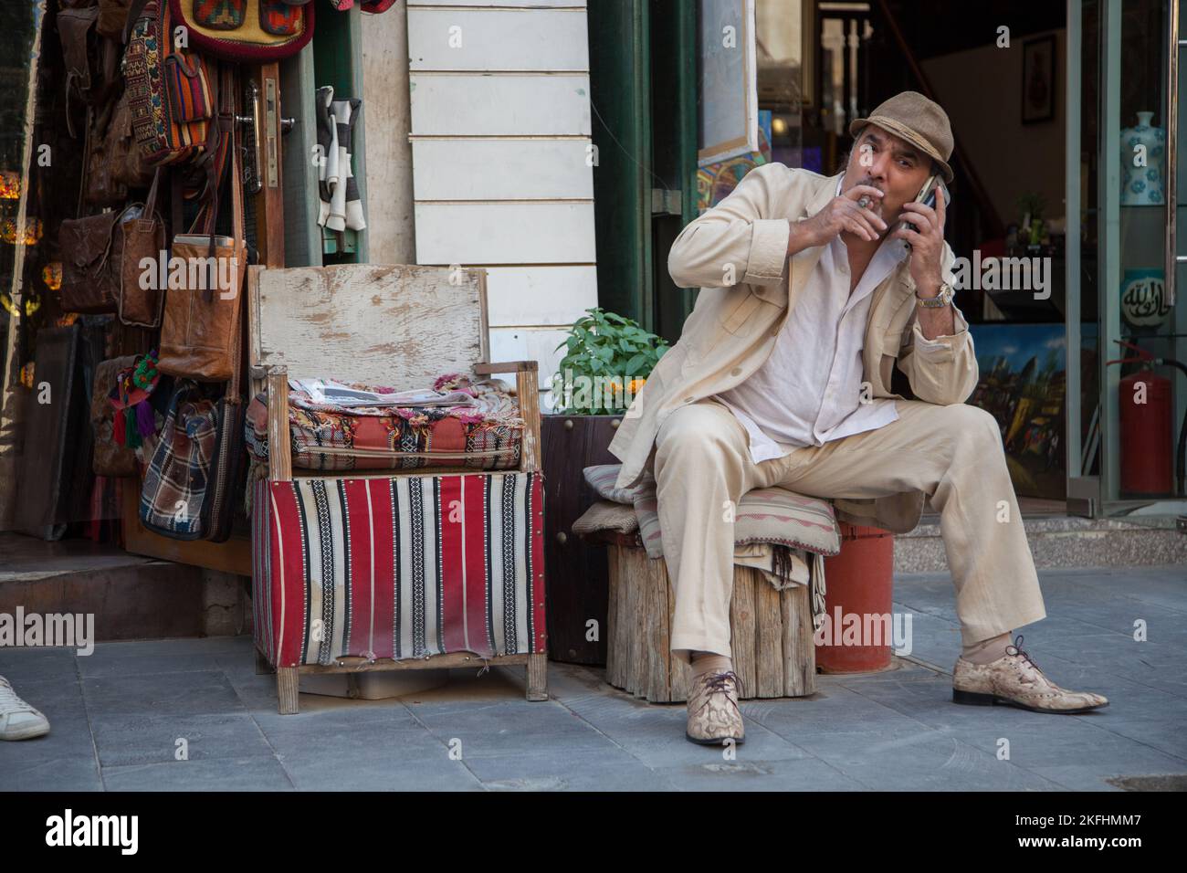 Doha, Katar - 05. März 2022: Feiner Künstler in seinem Studio auf dem traditionellen arabischen Markt namens Souk Wakif. Stockfoto