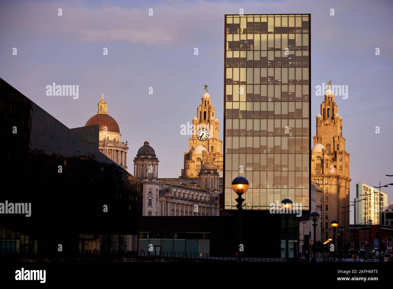 Das Royal Liver Building Grade I wurde unter Denkmalschutz in Liverpool, England, und 1 Mann Island Büros Stockfoto