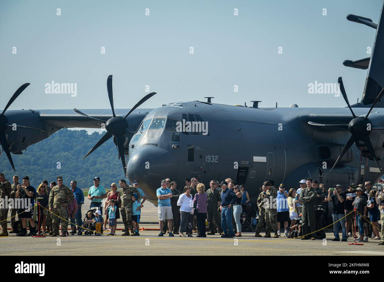 193. Special Operations Wing Airmen und ihre Familien versammeln sich, um zuzusehen, wie ein EC-130J Commando Solo Flugzeug in Middletown, Pennsylvania, landet, 17. September 2022. Airmen der SOW 193. brachten ein 54-jähriges Kapitel in der Geschichte der Einheit zum Abschluss, als eines der drei Flugzeuge des Typs EC-130J Commando Solo während der Community Days Air Show seine letzte Sendung ablieferte. Stockfoto