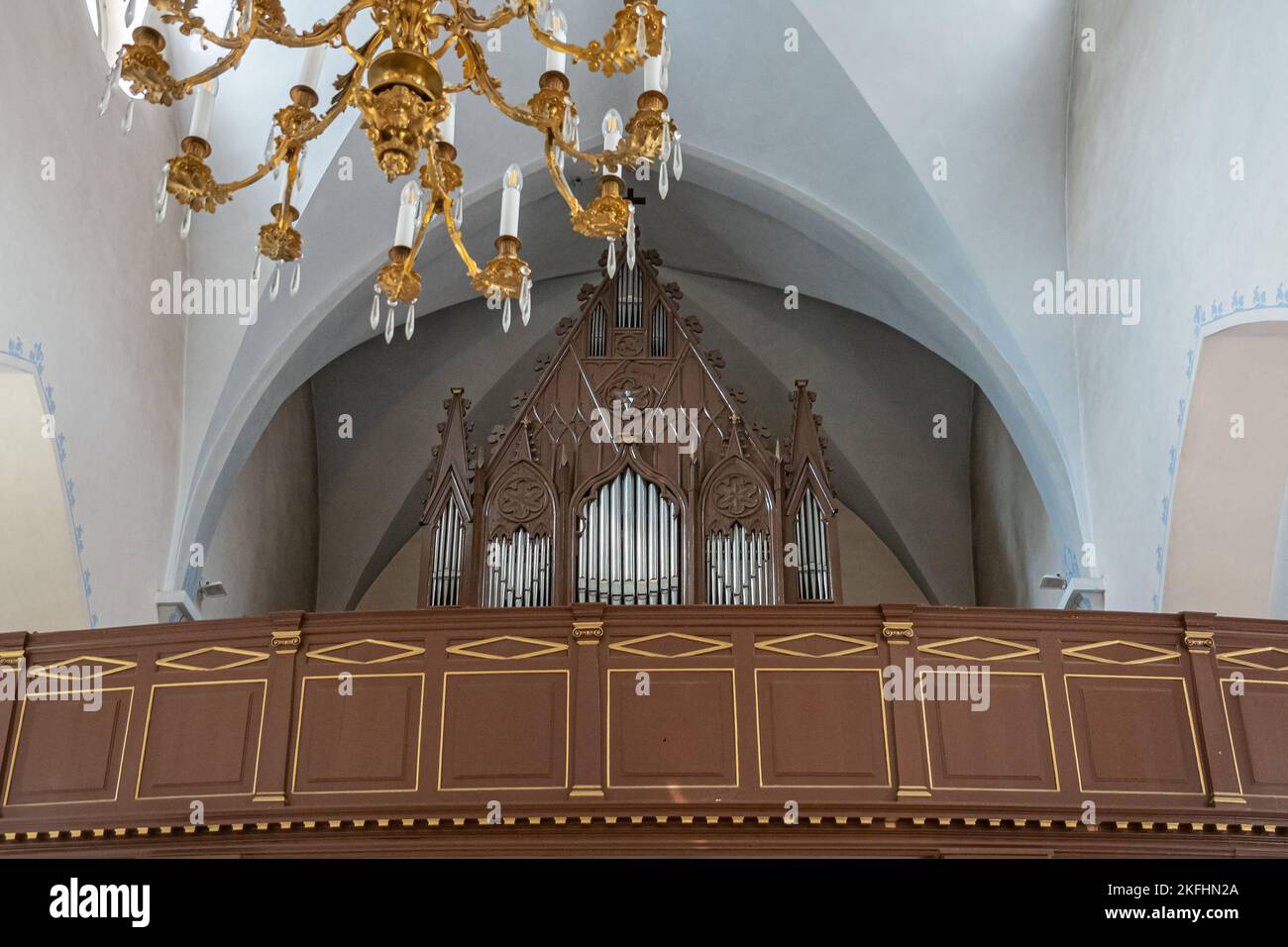 Estland, Tallinn - 21. Juli 2022: In der St. Peter und St. Paul Kathedrale. Orgel auf dem Dachboden über dem Eingang. Silberpfeifen in geschnitztem dunklem Holz ag Stockfoto