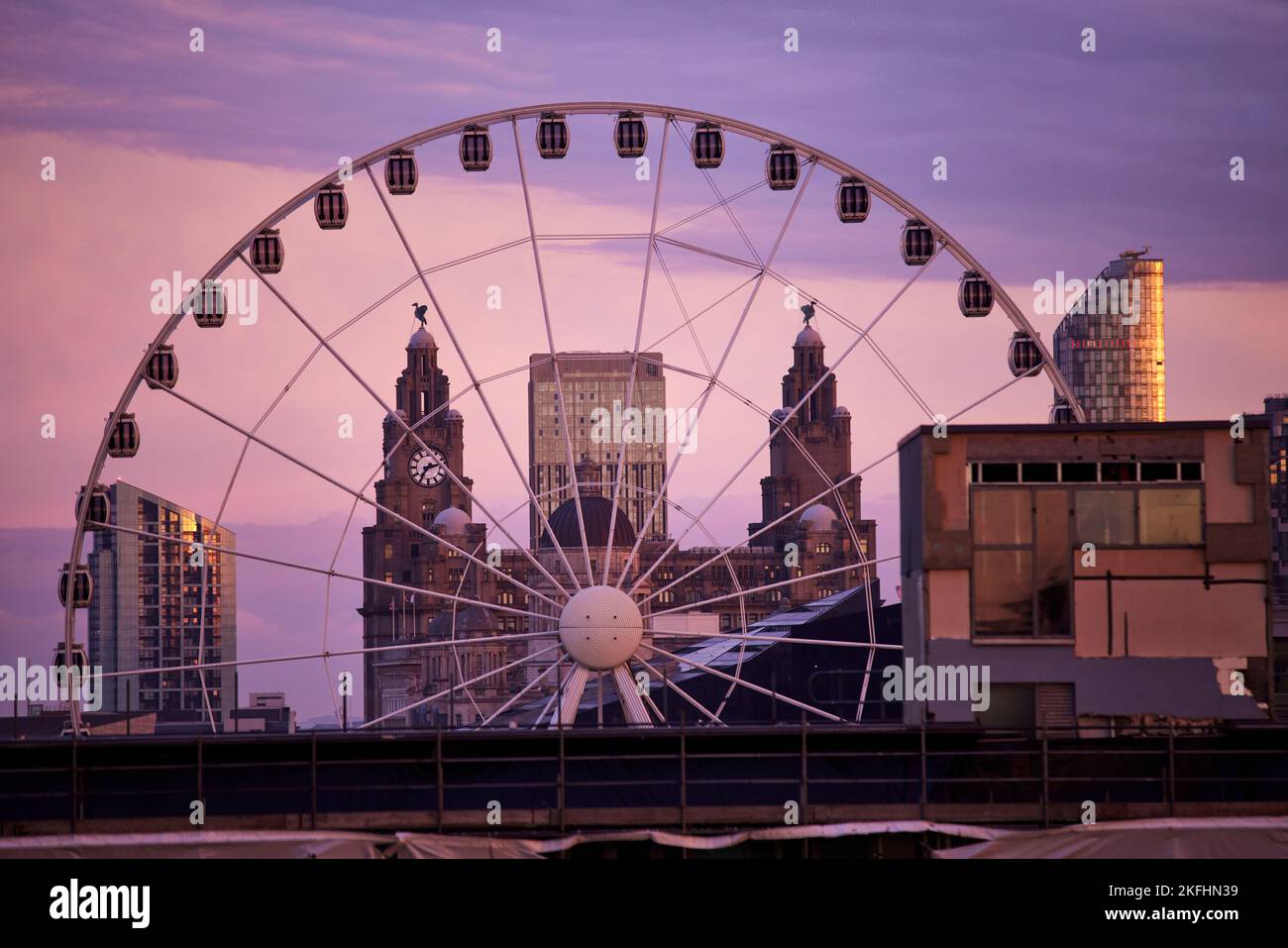 Sunrise Liverpool Skyline Riesenrad und Royal Liver Building Grade I gelistet Stockfoto
