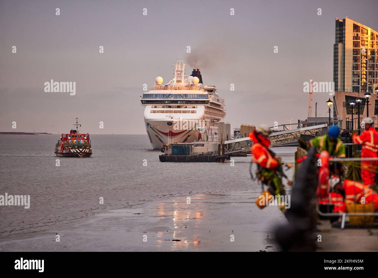 Liverpool Kreuzfahrten Schiff auf dem Fluss mersey, Dazzle Fähre, Stockfoto