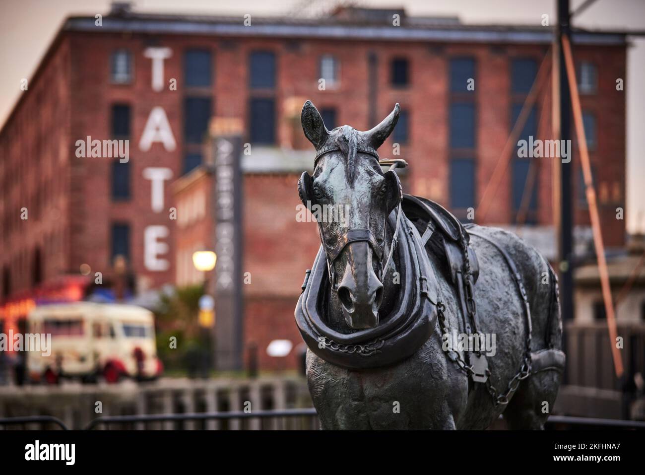 Das Working Horse Monument (Statue), Albert Dock, Liverpool Bronzeskulptur von Judy Boyt Stockfoto