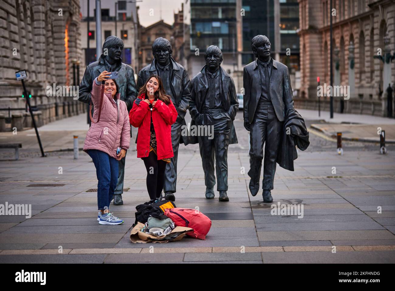 Liverpool albert Dock Waterfront The Beatles Pier Head Bronzestatuen der vier Beatles, die vom Bildhauer Andy Edwards geschaffen und 2015 enthüllt wurden Stockfoto