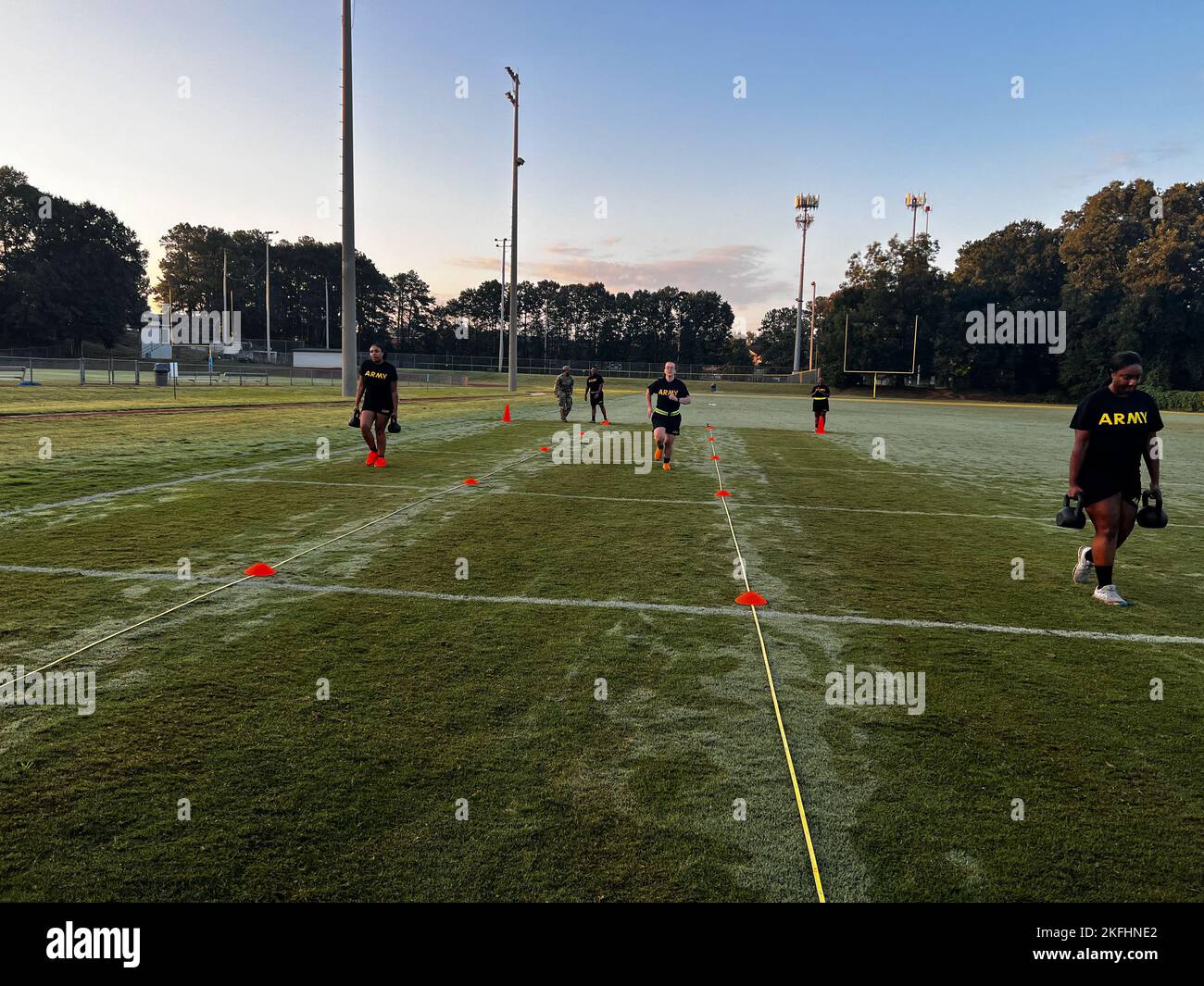 US Army Sgt. Briana Polar (links), PFC. Samantha Mussatti (Mitte) und Sgt. Brittany Clark (rechts), alle mit 982. Combat Camera Company Airborne, führt am 17. September 2022 den Sprint-Drag-Carry-Teil des Army Combat Fitness Tests im Bill Bagget Stadium durch. Der United States Army Combat Fitness Test (ACFT) ist der bevorstehende Fitnesstest für die United States Army, um die körperliche Fitness der Soldaten zu messen. Stockfoto