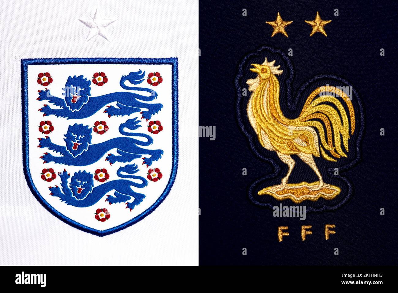 Nahaufnahme des Nationalmannschaftswappens auf dem Heimtrikot. FIFA Fußball-Weltmeisterschaft Katar 2022. Stockfoto