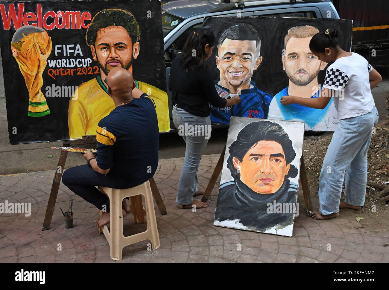 Schüler der Kunsthochschule Gurukul malen Plakate der Fußballspieler Neymar da Silva Santos, Kylian Mbappe, Harry Kane und Diego Maradona vor der FIFA-Weltmeisterschaft 2022 in Katar die FIFA-Weltmeisterschaft wird vom 20.. November till18. bis zum. Dezember 2022 in Katar ausgetragen. Stockfoto