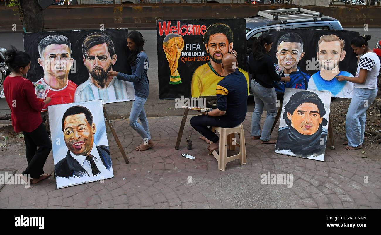 Schüler der Kunsthochschule Gurukul malen vor der FIFA-Weltmeisterschaft 2022 in Katar Plakate von Fußballspielern (L-R) Cristiano Ronaldo, Lionel Messi, Neymar da Silva Santos, Kylian Mbappe, Harry Kane und Diego Maradona (unten). Die FIFA Fußball-Weltmeisterschaft findet vom 20.. November till18.. Dezember 2022 in Katar statt. Stockfoto
