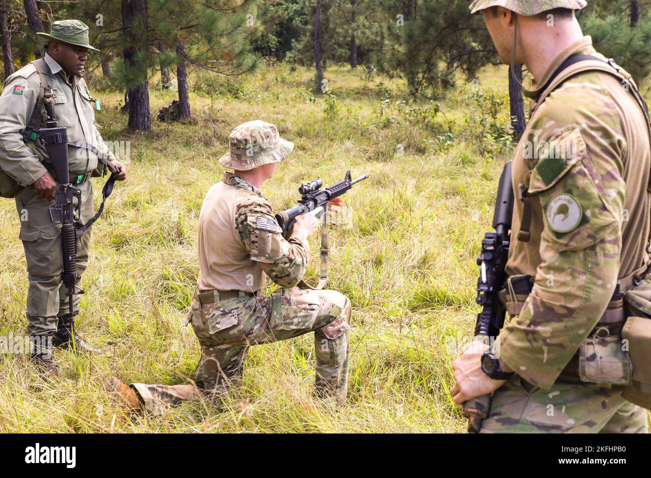 Spc. Connor MacDowell, Teamleiter der B Company, 2. Bataillon, 27. Infanterie-Regiment, 3. Infanterie-Brigade-Kampfteam, 25. Infanterie-Division demonstriert während einer Pausenkontaktübung im Rahmen der Übung Cartwheel im Trainingsgebiet der Nausori Highlands, Fidschi, 17. September 2022, die Sicherheit neuseeländischer und fidschianischer Soldaten. Übung Cartwheel ist eine multilaterale Schulung zwischen Militär und Militär mit den Streitkräften der USA, der Republik Fidschi, Australiens, Neuseelands und Großbritanniens, die durch die Erhöhung der Fähigkeit, sich einer cr zu stellen, Expeditionsbereitschaft und Interoperabilität schafft Stockfoto