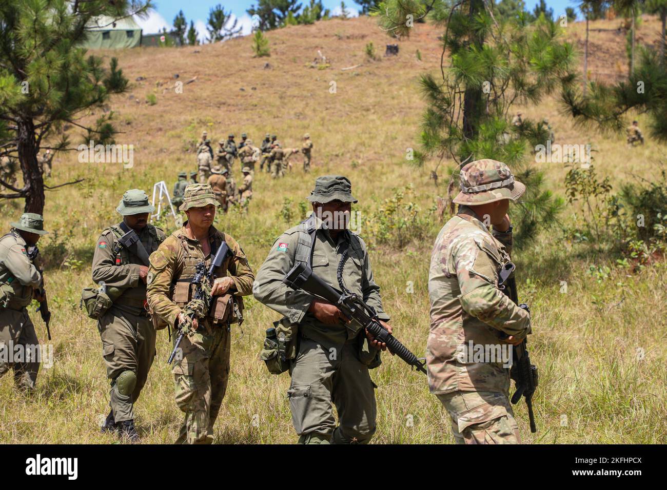 Ein US-Soldat, der B Company, 2. Bataillon, 27. Infanterie-Regiment, 3. Infanterie-Brigade-Kampfteam, 25. Infanterie-Division, ein neuseeländischer Soldat, der dem 2./1. Royal New Zealand Infantry Regiment zugewiesen wurde, Und fidschianische Soldaten, die dem 3. Bataillon Fiji Infantry Regiment zugewiesen wurden, beginnen im Rahmen der Übung Cartwheel im Trainingsgebiet der Nausori Highlands, Fidschi, 17. September 2022, eine taktische Bewegungsübung. Übung Cartwheel ist eine multilaterale militärisch-militärische Trainingsübung mit den US-Streitkräften, der Republik Fidschi, australischen, neuseeländischen und britischen Streitkräften, die Expeditionskräfte aufbauen Stockfoto