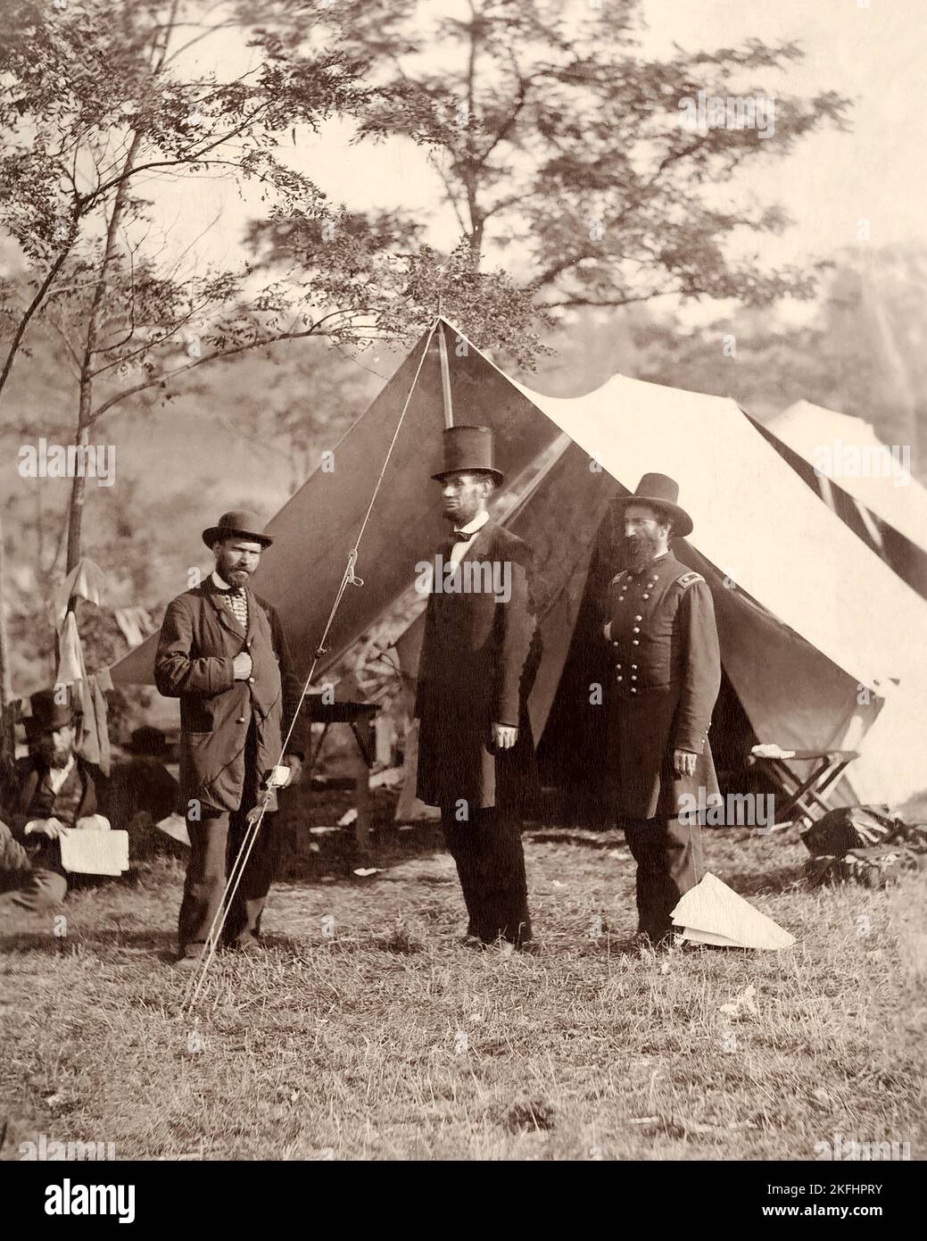 Präsident Abraham Lincoln, Generalmajor John A. McClernand (rechts) und E. J. Allen (Allan Pinkerton, links), Chef des Geheimdienstes der Vereinigten Staaten, im Geheimdienstdepartement, Hauptquartierarmee des Potomac, nahe Antietam, Maryland] 4. Oktober, 1862. Oktober 4, 1862 Stockfoto
