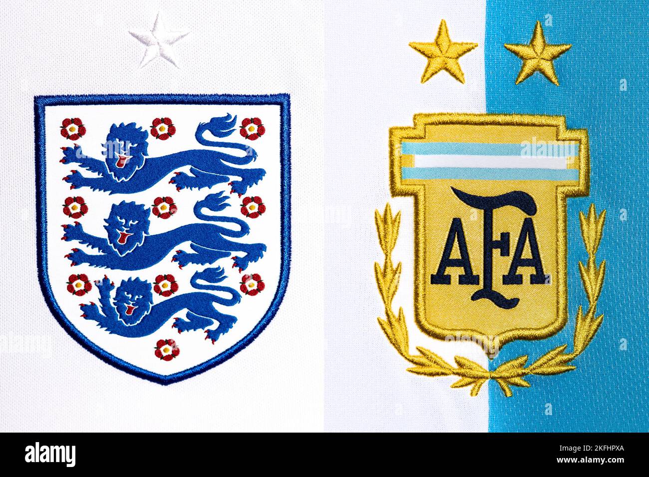 Nahaufnahme des Nationalmannschaftswappens auf dem Heimtrikot. FIFA Fußball-Weltmeisterschaft Katar 2022. Stockfoto