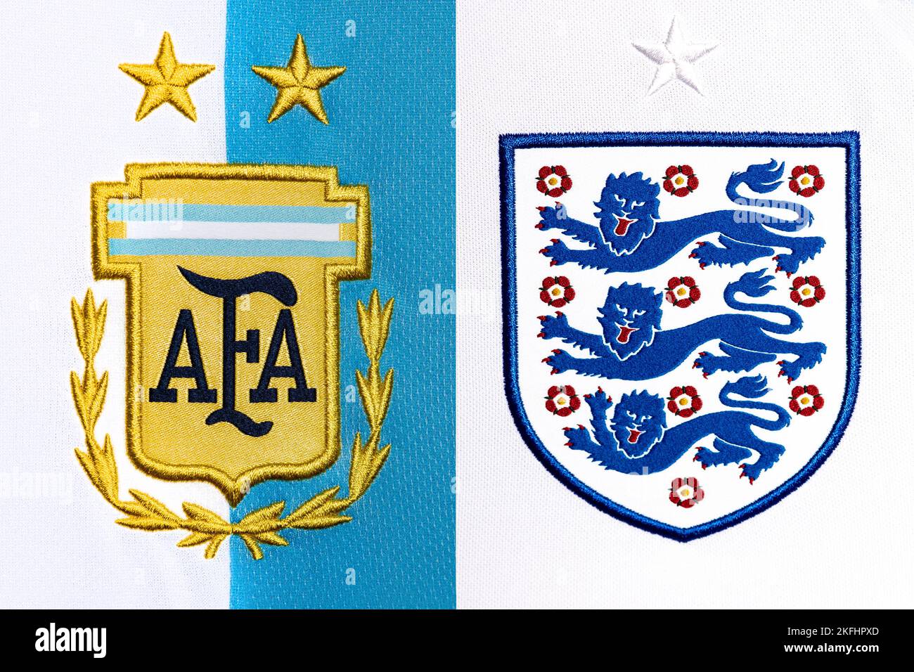 Nahaufnahme des Nationalmannschaftswappens auf dem Heimtrikot. FIFA Fußball-Weltmeisterschaft Katar 2022. Stockfoto