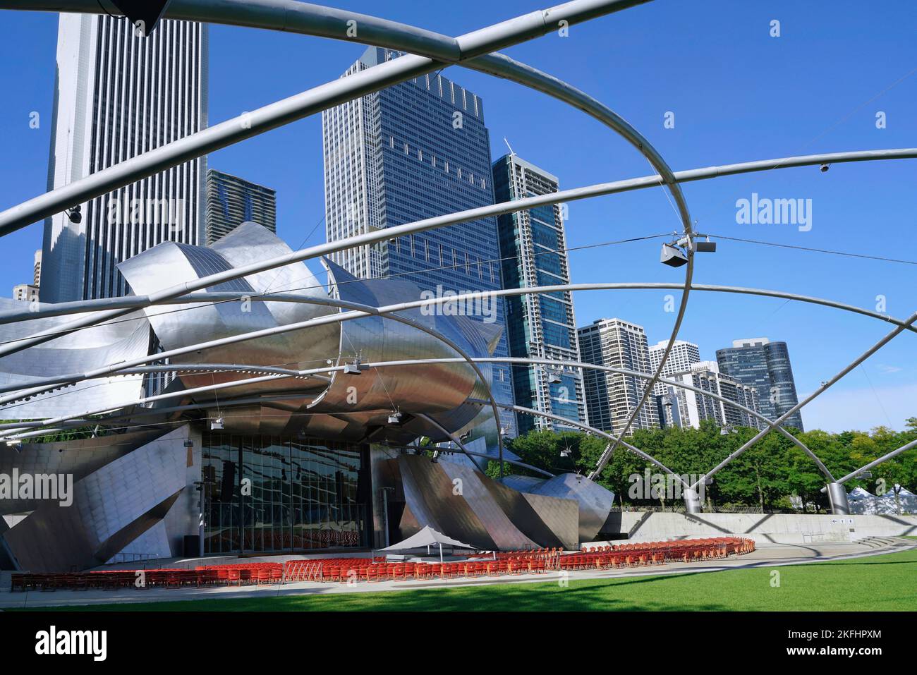 Chicago, USA - 2022. August: Der Pritzker Pavilion im Millennium Park, eine futuristische Edelstahlbandschale, die vom Architekten Frank Gehry entworfen wurde Stockfoto