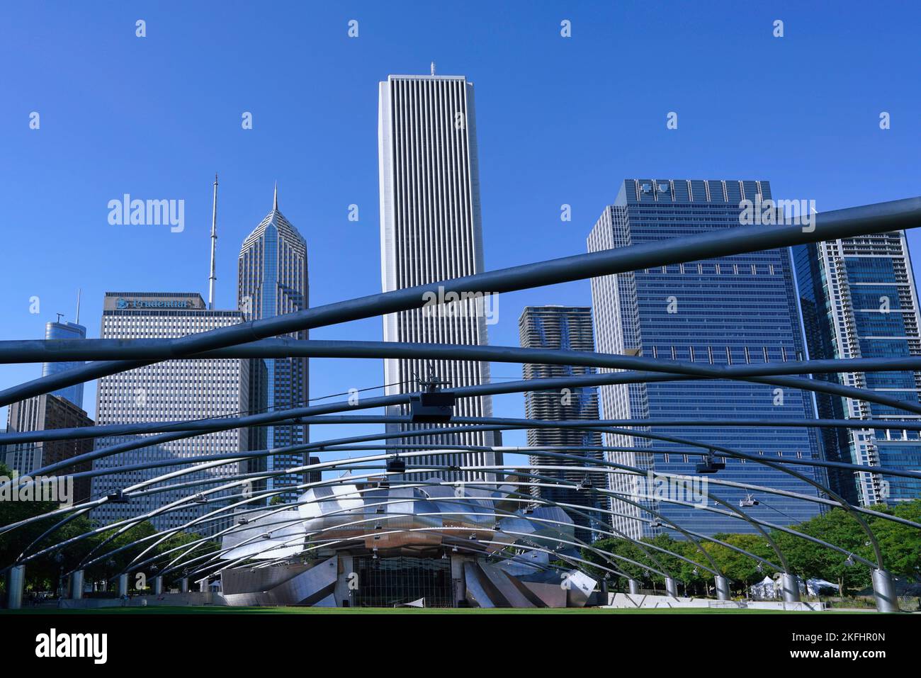 Chicago, USA - 2022. August: Der Pritzker Pavilion im Millennium Park, eine futuristische Edelstahlbandschale, die vom Architekten Frank Gehry entworfen wurde Stockfoto