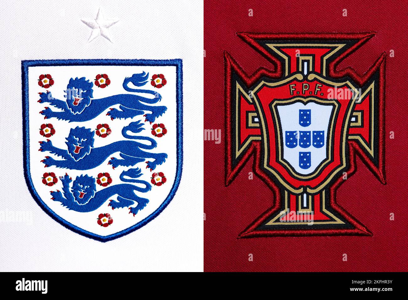 Nahaufnahme des Nationalmannschaftswappens auf dem Heimtrikot. FIFA Fußball-Weltmeisterschaft Katar 2022. Stockfoto