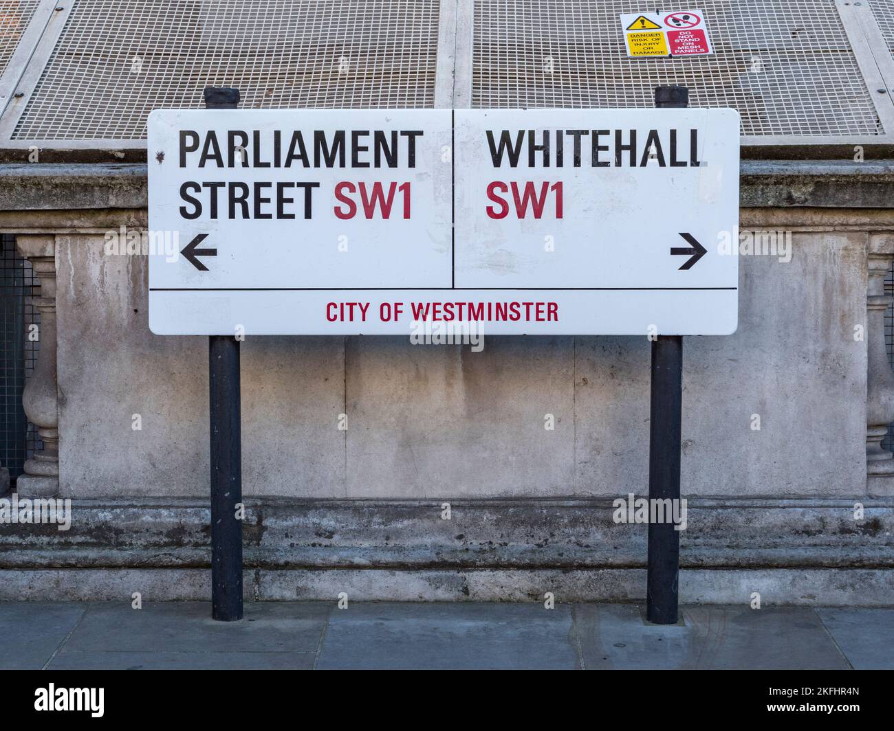 Eine Straße Hinweisschild der Kreuzung der Parliament Street und Whitehall, SW1, City of Westminster, London, UK. Stockfoto
