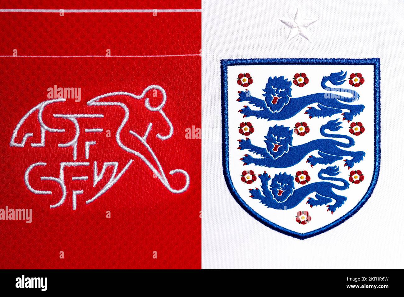 Nahaufnahme des Nationalmannschaftswappens auf dem Heimtrikot. FIFA Fußball-Weltmeisterschaft Katar 2022. Stockfoto