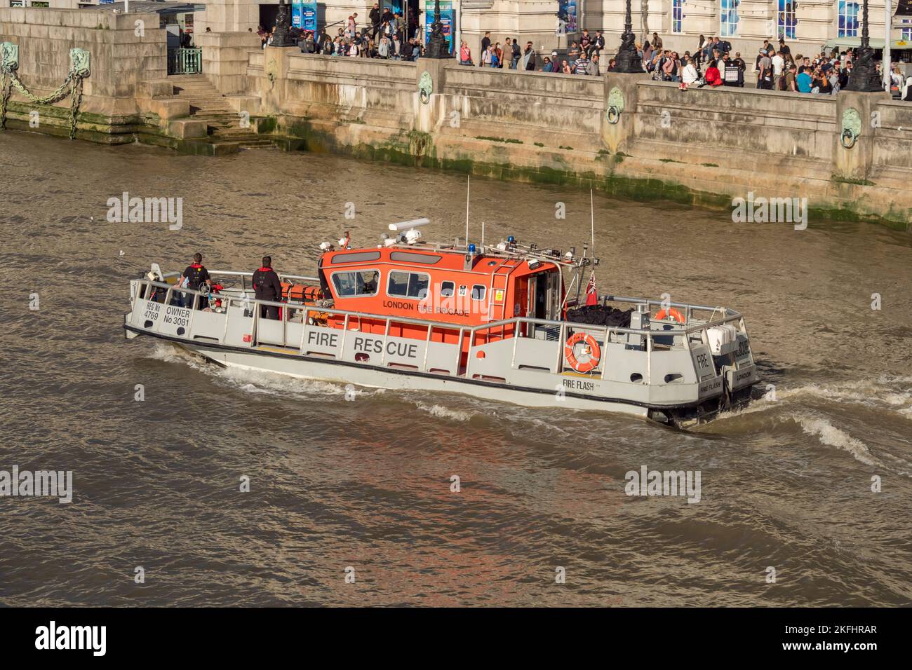 Ein Feuerrettungsboot der Londoner Feuerwehr „Fire Flash“ (Nr. 4769) auf der Themse in London, Großbritannien. Stockfoto