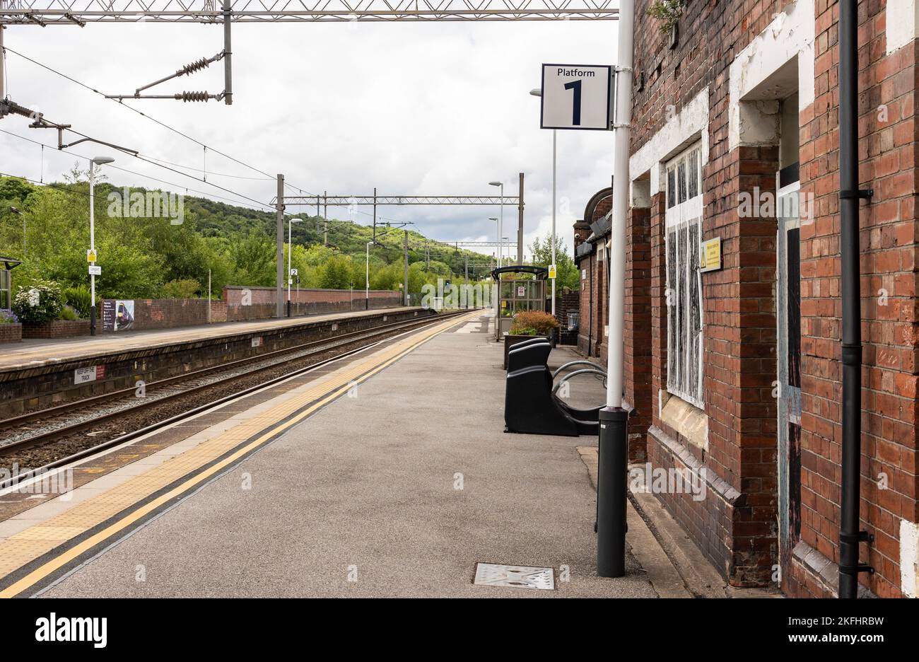 Longport, Stoke on Trent Vereinigtes Königreich Juni 08 2022 leerer Bahnsteig 1 keine Passagiere keine Züge , Arbeitskampfstreik-Konzept Stockfoto