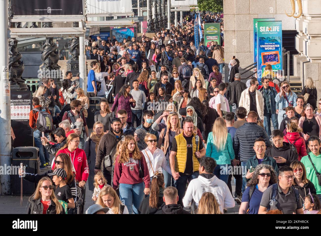 Menschen, die am Queens Walk entlang an der Themse in London, Großbritannien, spazieren. Stockfoto