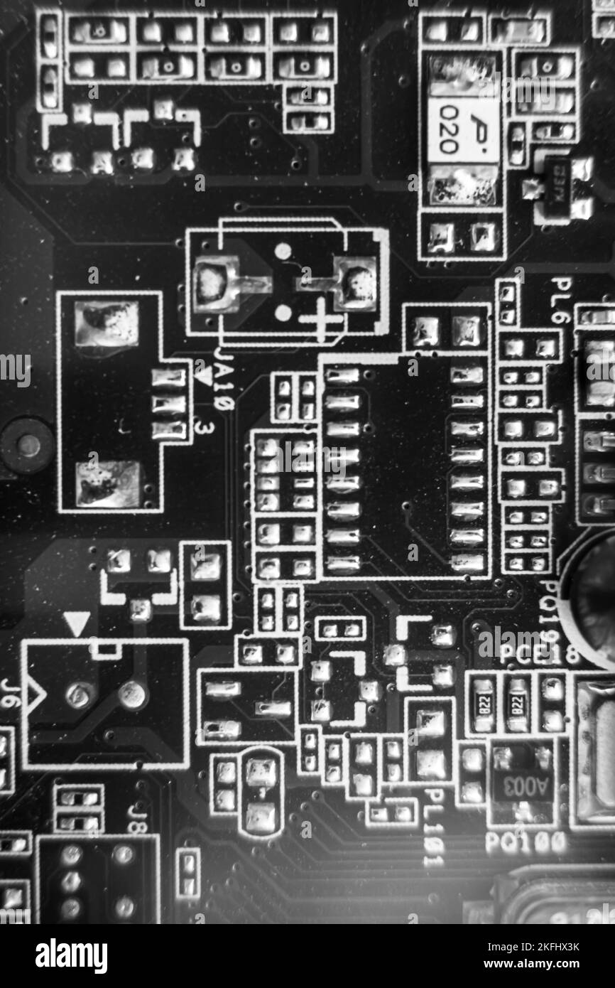 Widerstände auf der blauen Leiterplatte. leiterplatte Stockfoto