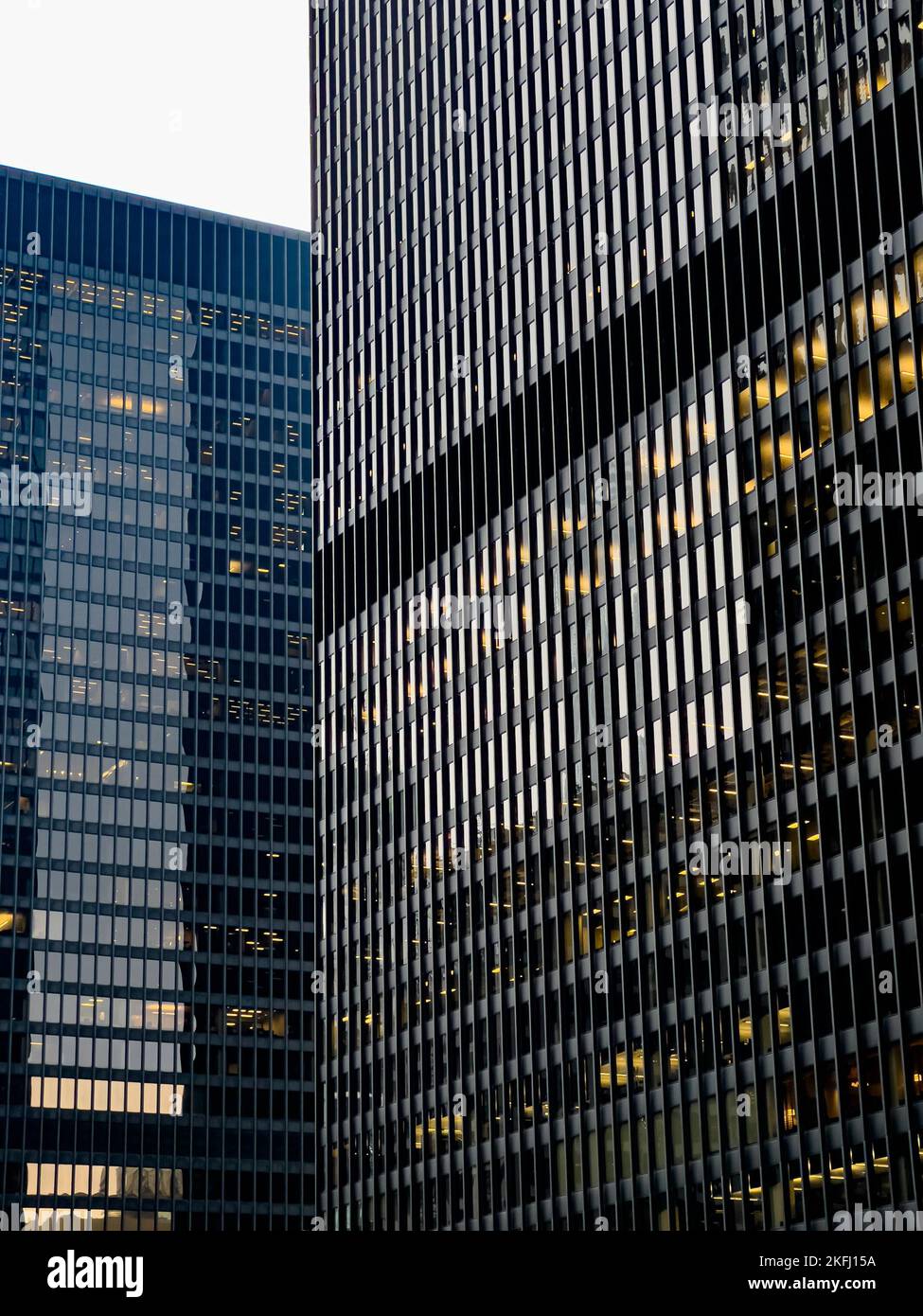 Blick auf das moderne beleuchtete Finanzgebäude in der Innenstadt mit Himmel im Hintergrund Stockfoto