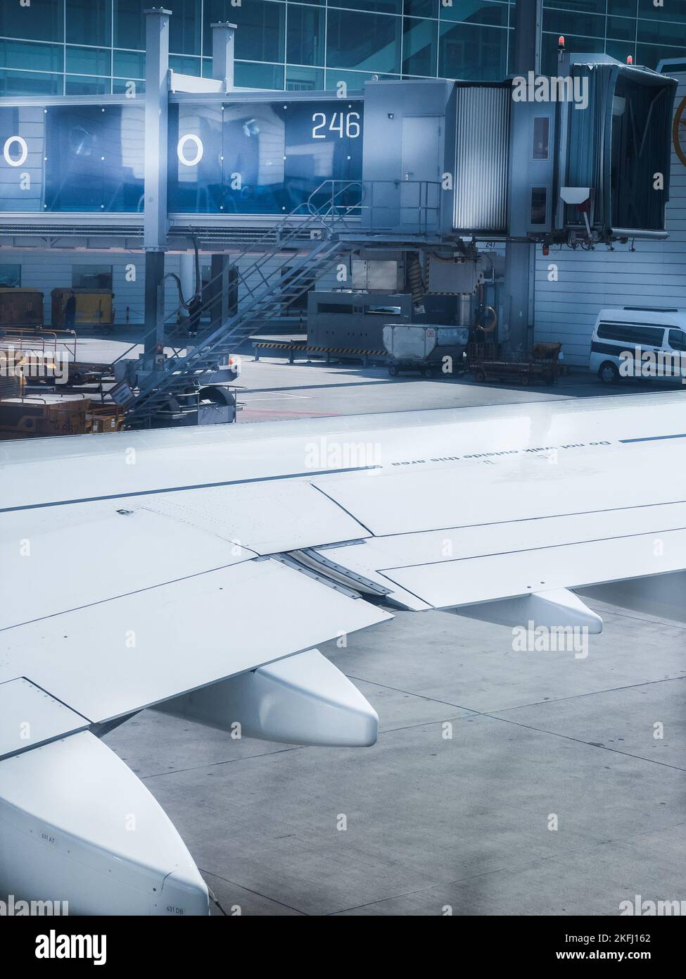 Zugeschnittenes Bild des Flugzeugflügels auf dem Hangar in der Luft- und Raumfahrtindustrie Stockfoto