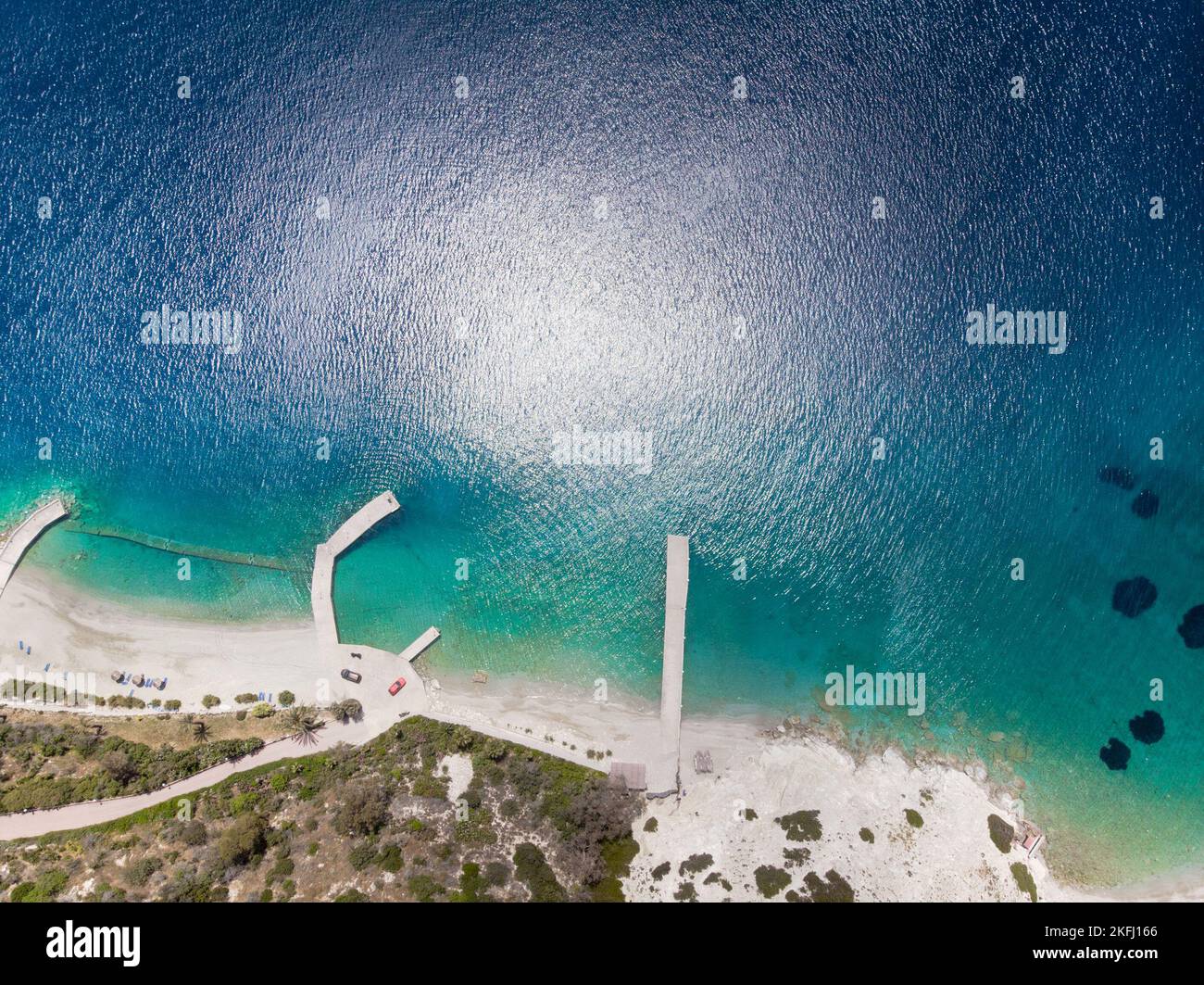 Luftaufnahme von Anlegestegen an der Küste und malerische Aussicht auf die wellige blaue Meereslandschaft an sonnigen Tagen Stockfoto