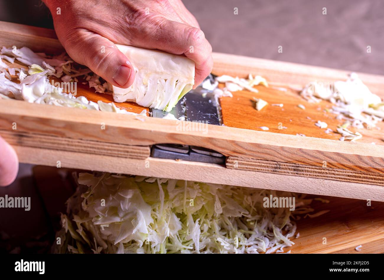 Bereiten Sie den Kohl für die Gärung vor. Schneiden von Kohl auf dem Schneideplotter. Hausgemachtes Sauerkraut. Stockfoto