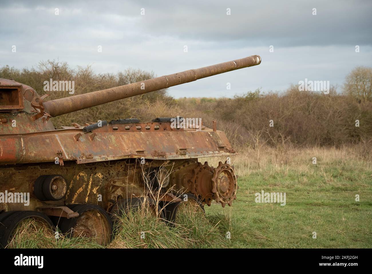 Ein verlassene rostende britische Panzerwrack aus dem Jahr FV4201 Chieftain in der Nachmittagssonne Stockfoto