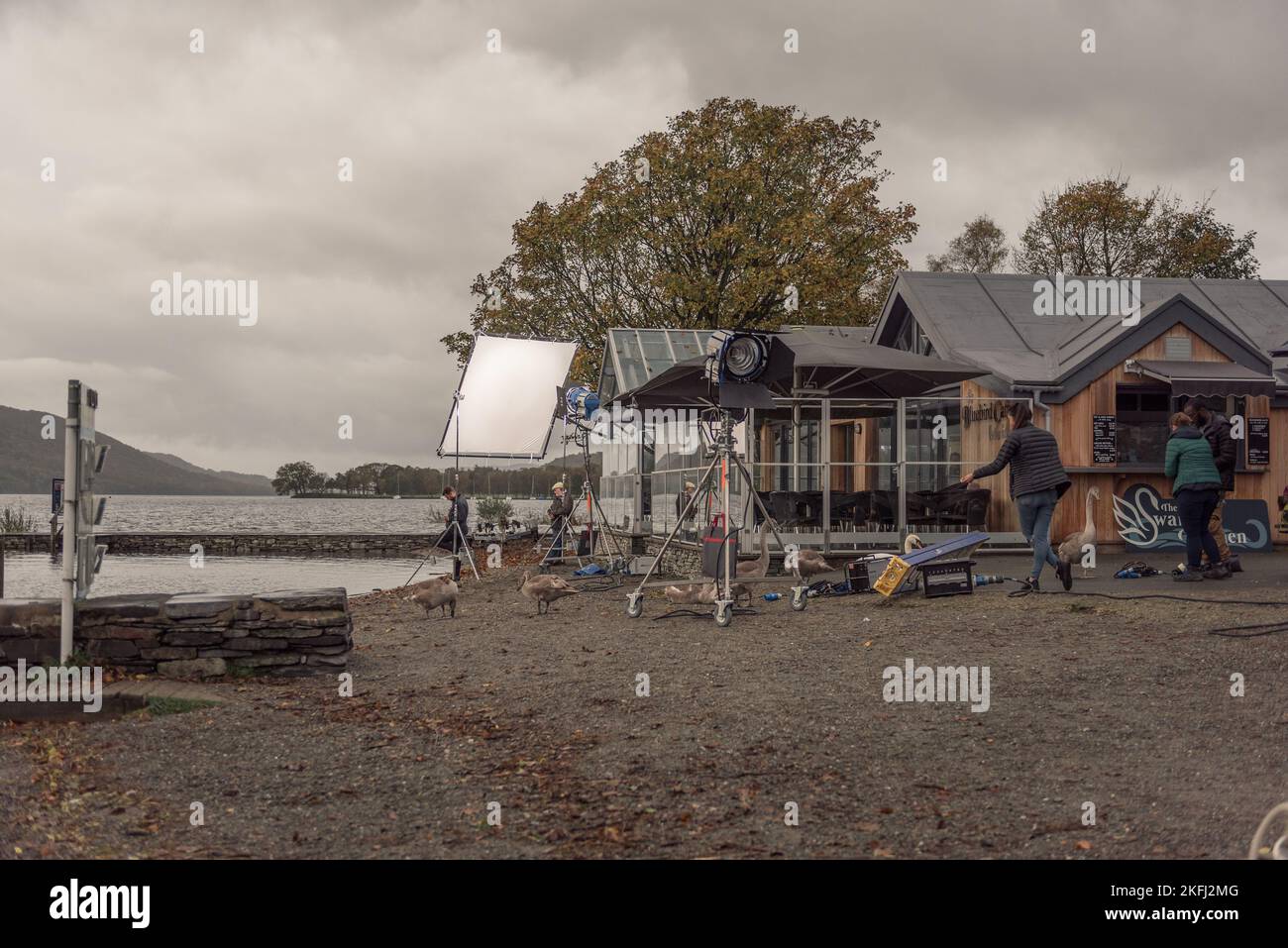 Blue Bird Cafe Coniston Water, Lake District, Großbritannien. British TV Film Company gründet und filmt das ITV Drama Deep Water mit Anna Friel. Stockfoto